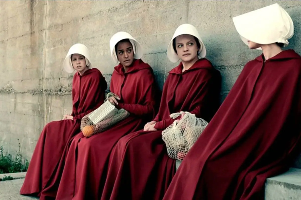 Aias de Gilead aparecem reunidas com os trajes vermelhos e as tradicionais toucas brancas em cena de O Conto da Aia (Foto: Disney/Hulu)