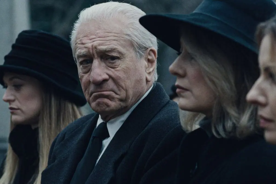 Cena de *O Irlandês*, filme de Martin Scorsese que acompanha décadas de atuação do crime organizado nos Estados Unidos e suas conexões com sindicatos e disputas de poder (Foto: Reprodução/Netflix)
