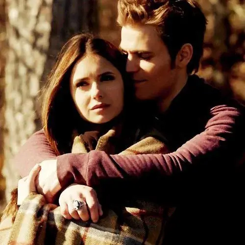 Elena e Stefan em cena de The Vampire Diaries (Foto: Divulgação/The CW)
