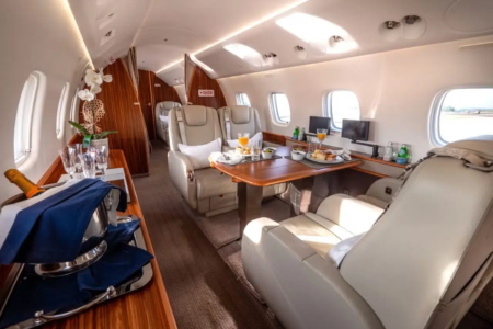 Como é o jato de Daniel Vorcaro usado por Flávio Bolsonaro e Alexandre de Moraes? Veja fotos Aeronave tem capacidade para 13 pessoas