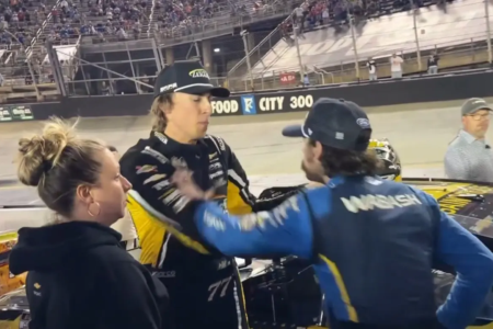 Pilotos da Nascar durante briga
