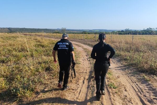 Policiais caminham em propriedade rural em Mineiros (Foto: PCGO)