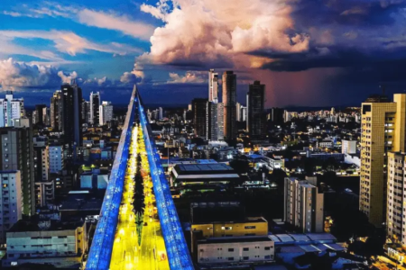 Vista de Campinas, bairro que concentra parte do comércio popular e ajuda a movimentar a economia de Goiânia (Foto: Reprodução)
