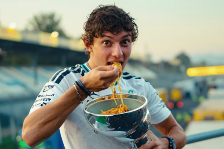 Kimi Antonelli comendo macarrão no troféu