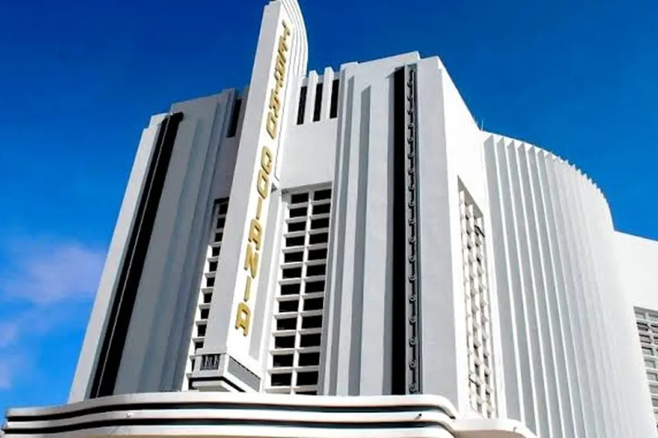 Fachada do Teatro Goiânia evidencia as linhas verticais, curvas e elementos art déco que marcam a arquitetura do edifício no Centro da capital (Foto: Prefeitura de Goiânia)
