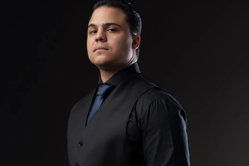 Maestro Cláudio Elísio durante sessão de trabalho em estúdio, onde atua na preparação e no aperfeiçoamento vocal de cantores profissionais (Foto: Acervo pessoal)