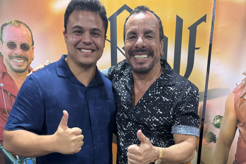 Maestro Cláudio Elísio ao lado de Ralf, cantor reconhecido pela afinação precisa, timbre agudo e domínio vocal que ajudaram Chrystian & Ralf a ganhar fama de “dupla mais afinada do Brasil” (Foto: Acervo pessoal)