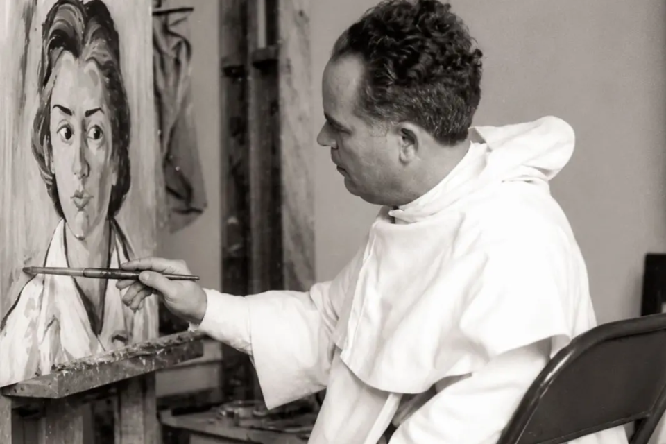 Frei Nazareno Confaloni durante trabalho de pintura em seu ateliê (Foto: Reprodução)