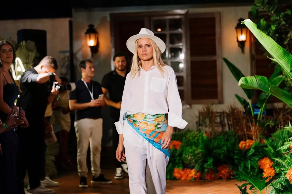 Lenço estampado ganha protagonismo na primavera-verão 2026 e aparece como ponto de cor em produções de base neutra (Foto: Mega Moda)