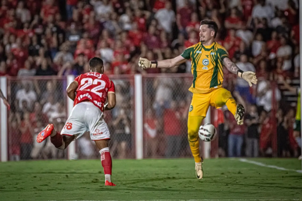 Hayner marca gol do Vila Nova contra o Goiás