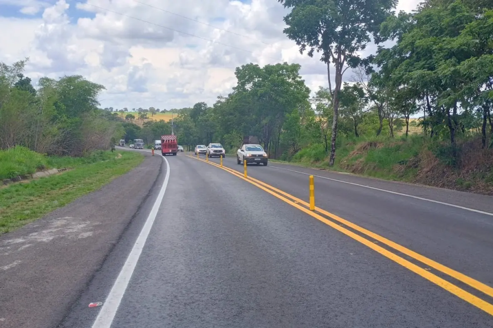 Balizadores longitudinais instalados pela Ecovias Araguaia em trecho com incidência de ultrapassagens proibidas (Foto: Ecovias Araguaia)
