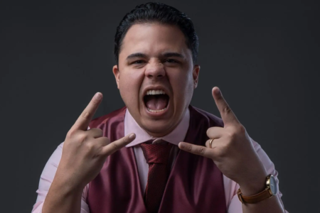 Maestro Cláudio Elísio, criador da abordagem “menos massa, mais timbre”, durante trabalho em estúdio voltado à eficiência e à identidade vocal dos cantores (Foto: Acervo pessoal)