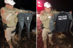 Policial exibe peças de uniforme apreendidas durante ocorrência em Santa Catarina (Foto: Reprodução/Boletim de Ocorrência da Polícia Militar Rodoviária de Santa Catarina)