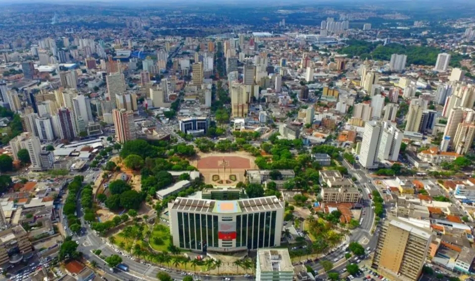Vista aérea da região central de Goiânia, capital que completa 93 anos em outubro e se destaca pelo crescimento econômico, geração de empregos e abertura de novos negócios (Foto: Prefeitura de Goiânia)