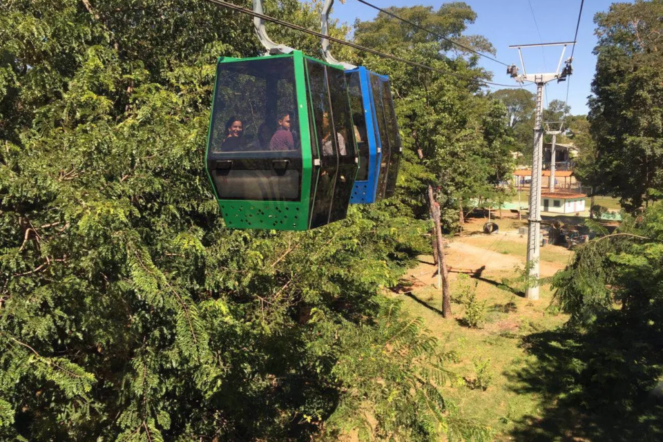 Visitantes passeiam de teleférico sobre a área verde do Parque Mutirama, uma das atrações que marcaram gerações de goianienses (Foto: Prefeitura de Goiânia)