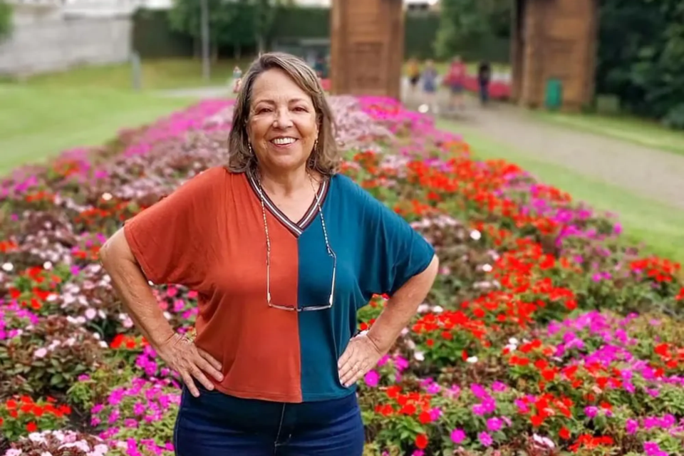 Neusa Morais posa em área ajardinada de Goiânia; artista plástica criou o Monumento às Três Raças, instalado na Praça Cívica (Foto: Prefeitura de Goiânia)