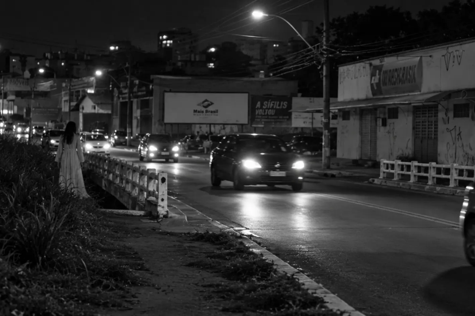 Mulher vestida de branco às margens de uma via no Setor Fama, em Goiânia, representa a lenda da aparição que teria assustado motoristas nas proximidades da antiga fábrica Leite Gogó.