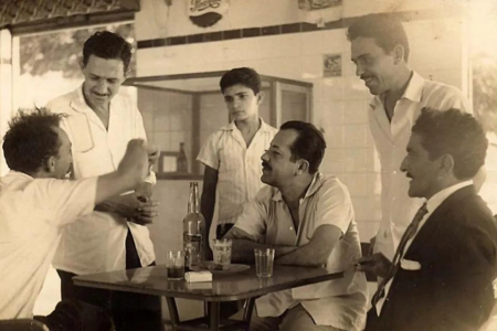 Frequentadores reunidos no Bar do Fiore, em Campinas, na década de 1950, quando os bares populares eram espaços de lazer e convivência na antiga Goiânia (Foto: Hélio de Oliveira/Acervo JMT — Reprodução/UFG)