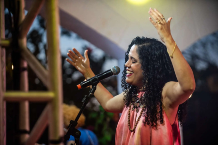 Cantora Larissa Moura