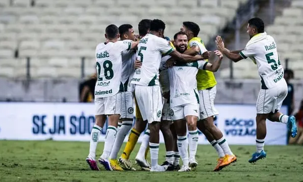 Goiás vence o Ceará e mantém vivo o sonho do acesso