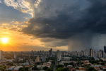 Calor intenso e formação de nuvens de tempestade ilustram a mudança na previsão do tempo em Goiânia nesta semana (Imagem: Glauber Mattos)