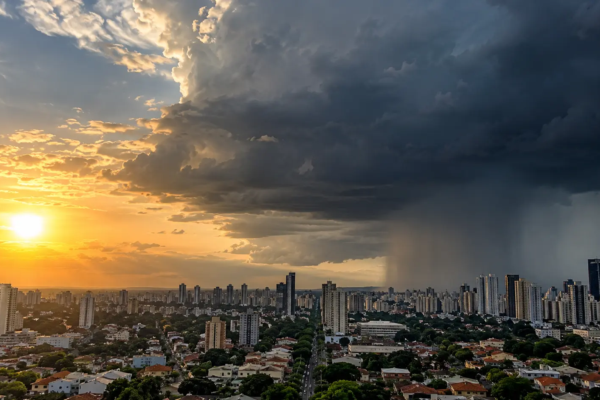 Calor intenso e formação de nuvens de tempestade ilustram a mudança na previsão do tempo em Goiânia nesta semana (Imagem: Glauber Mattos)