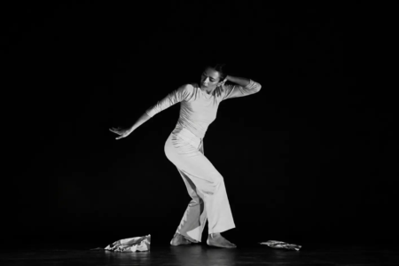 Dança Contemporânea no Vazio Monocromático