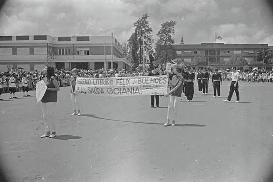Estudantes do Colégio Estadual Félix de Bulhões participam de desfile cívico em homenagem ao aniversário de Goiânia, em registro histórico da capital (Foto: Goiás Tem História)