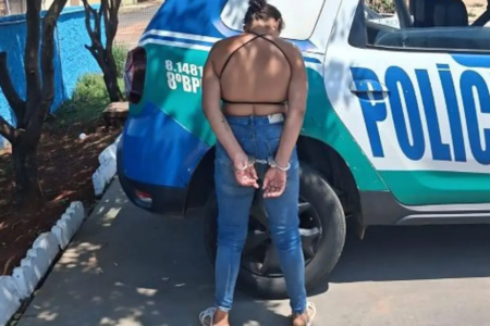 Rosângela Maria Souza, de 39 anos, aparece presa após ser detida por suspeita de tentativa de homicídio em Aparecida de Goiânia