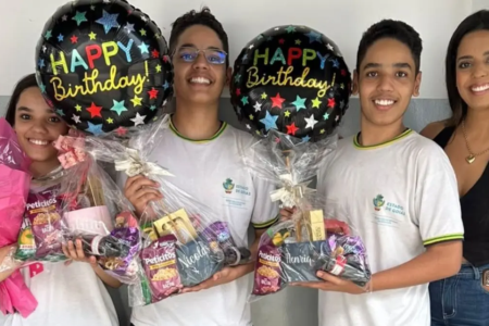 Jheniffer Castro aparece ao lado dos filhos trigêmeos Henrique, Nicolas e Sophia, aos 15 anos