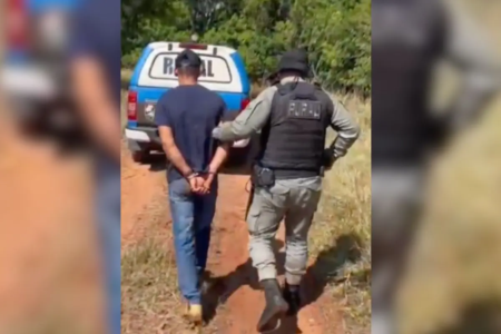 PM prende homem que agrediu mulher em Rio Verde e fugiu para matagal (Foto: PMGO)