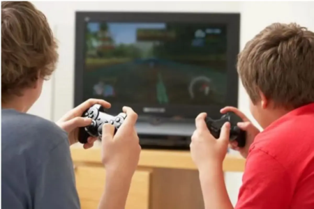 Videogame e TV ligados duas horas por dia consomem R$ 24,35 por mês na conta de luz (Foto: Thinkstock)