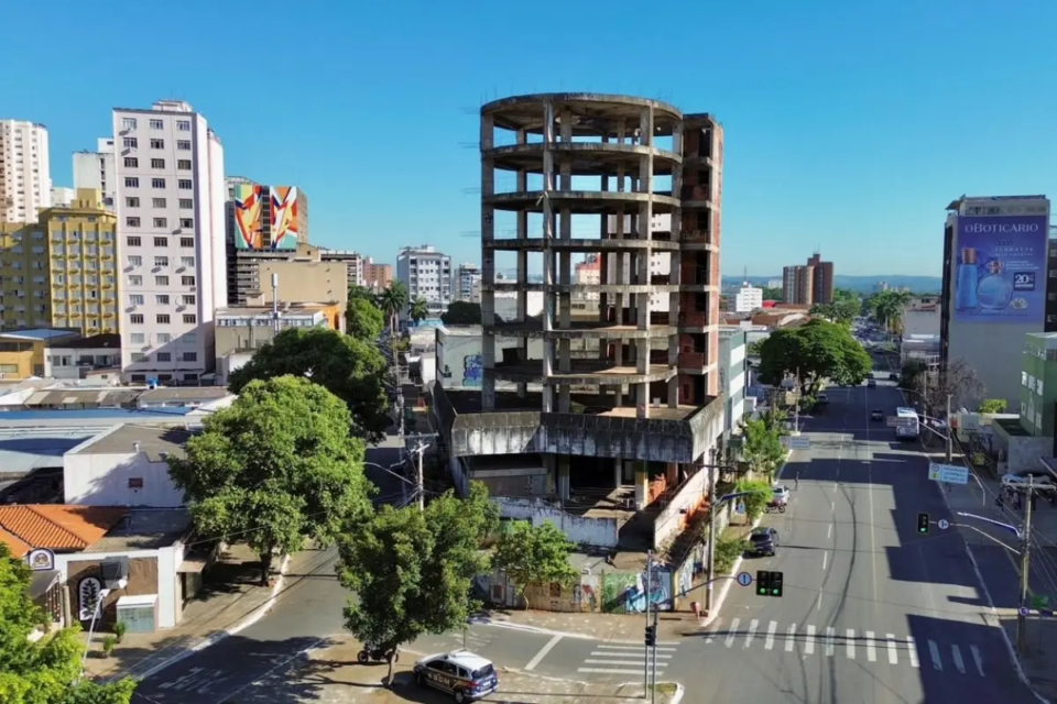 Icônico prédio redondo do Centro, abandonado há 30 anos, deve virar edifício de apartamentos para aluguel (Foto: Joabe Mendonça)