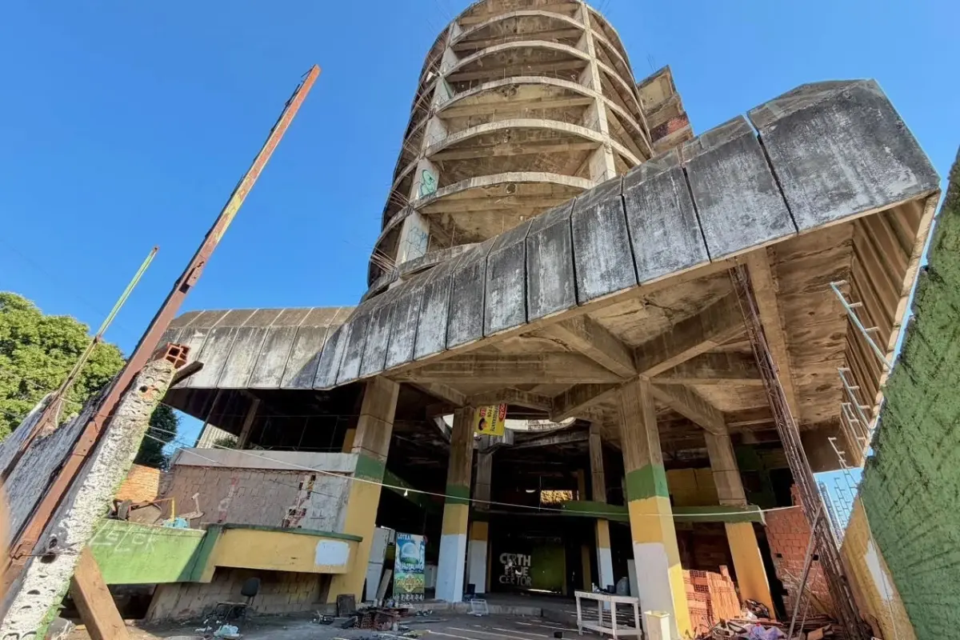 Prédio redondo abandonado há 30 anos é comprado por grupo de empresários, que deve retomar as obras de finalização (Foto: Joabe Mendonça)
