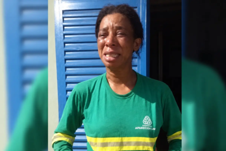 Valdetina Santos, gari em Aparecida de Goiânia, chora ao relatar que motoristas de ônibus não param para ela embarcar (Foto: redes sociais)