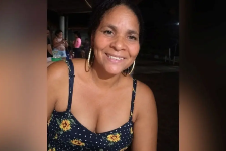 Delícia Freitas da Silva, de 59 anos, posa para foto e conta histórias sobre o nome escolhido pela mãe