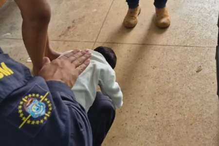 Agentes da Guarda Civil Municipal de Jataí durante o atendimento de emergência a uma recém-nascida