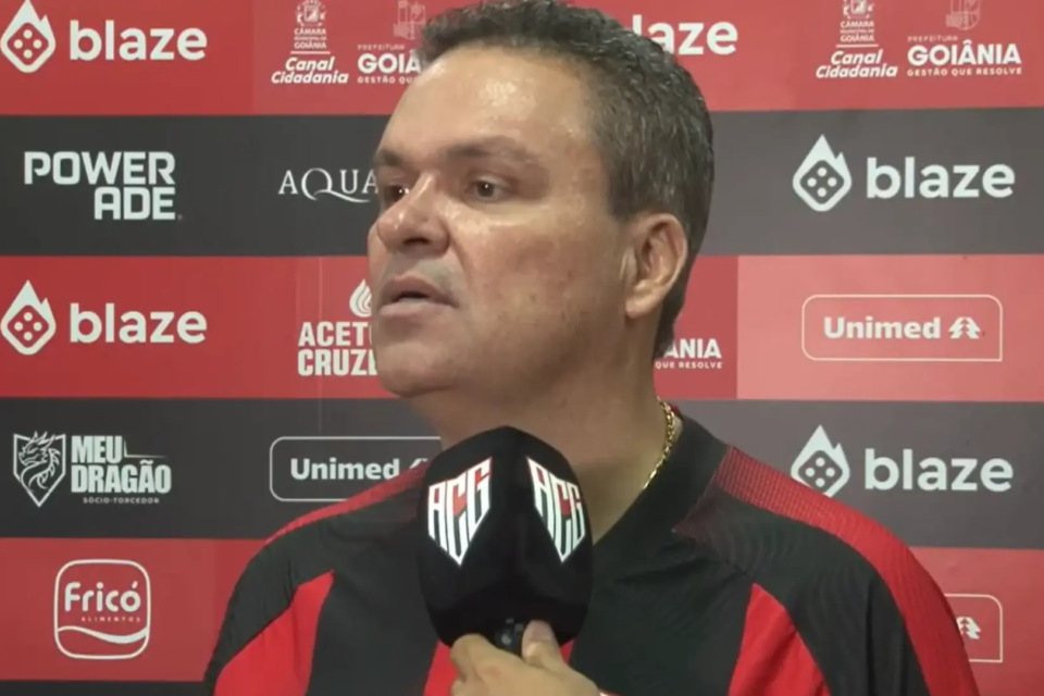 Adson Batista confirma salários atrasados no Atlético