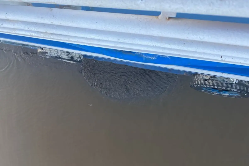 Barco com artistas circenses goianos encalhado no rio Amazonas (Foto: Reprodução)