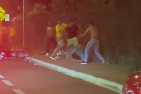 Homem é espancado na rua, em Rio Verde, após resultado da eleição de domingo (Foto: redes sociais)