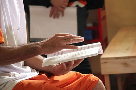Detento faz leitura em penitenciária