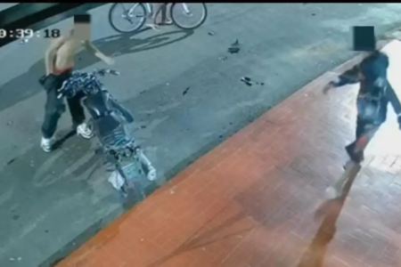 Segurança foi arremessado da moto após batida - (Foto: reprodução/PC)