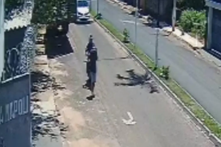 Motociclista atropelando idoso - (Foto: reprodução/PM)