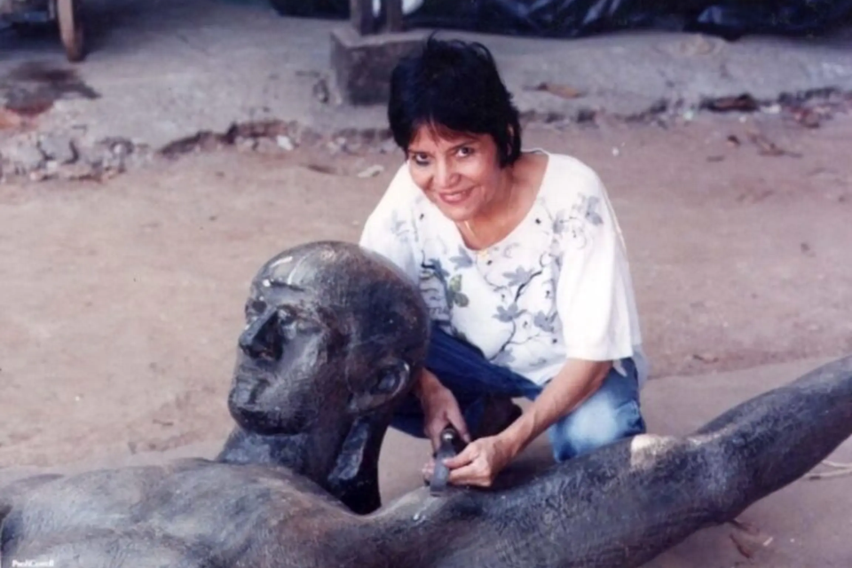 Neusa Moraes aparece ao lado de uma escultura durante seu trabalho artístico; a artista criou o monumento a Pedro Ludovico Teixeira, instalado na Praça Cívica em 2010 (Foto: reprodução Instagram Goias tem historia)
