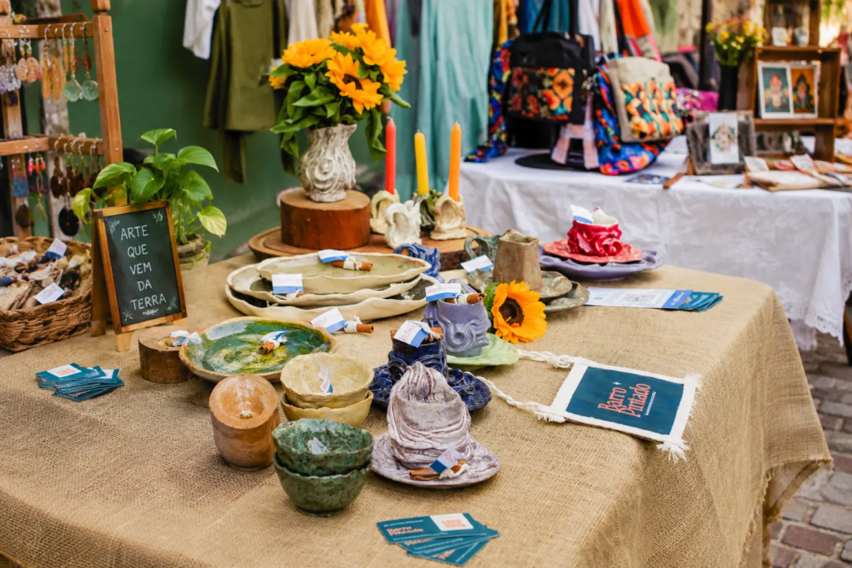Feira Artesanal de Cerâmicas e Flores