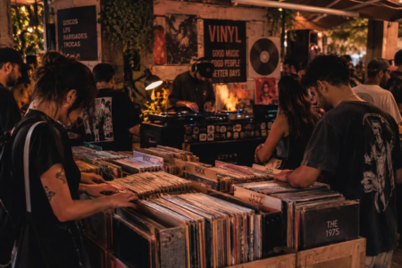 Feira de Vinil Sob Luz Âmbar