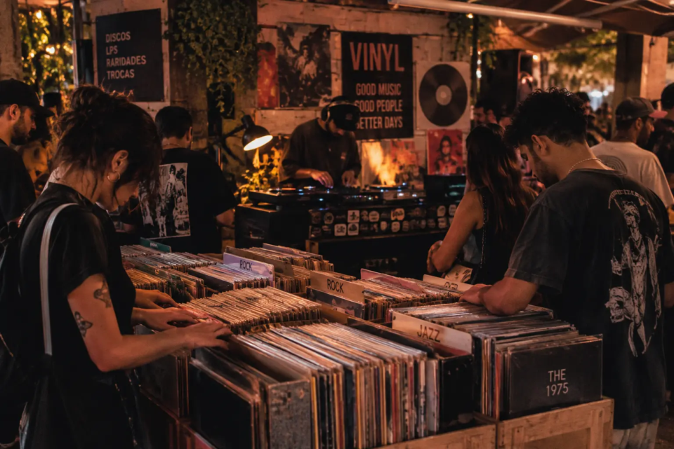 Feira de Vinil Sob Luz Âmbar