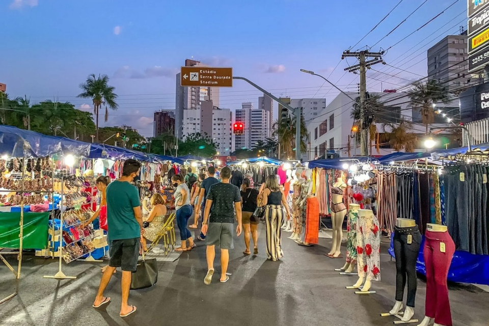 fFeira da Lua reúne visitantes e comerciantes na região da Praça Tamandaré, no Setor Oeste, em Goiânia (Foto: Reprodução)