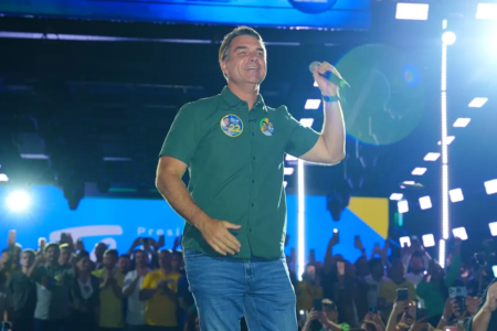 Flávio Bolsonaro supera votação do pai em 2022 e 2018