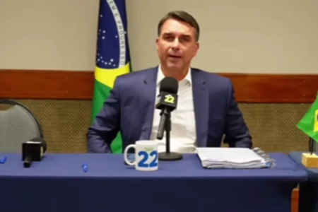 Flávio troca 'verdadeiro presidente eleito' por 'líder do Brasil' em nova carta